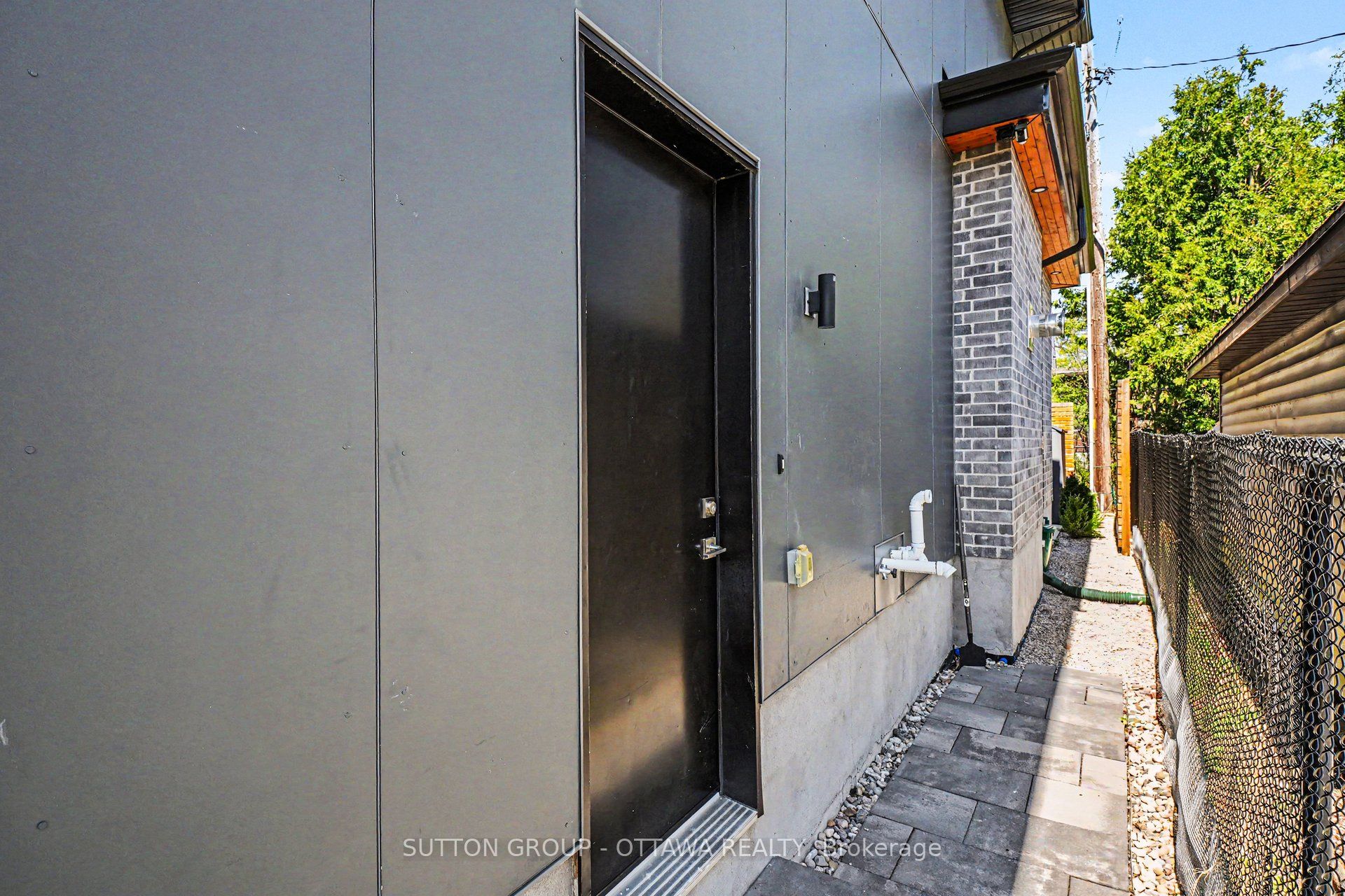 17 Lotta Avenue, Ottawa, ON, K2G 2A9