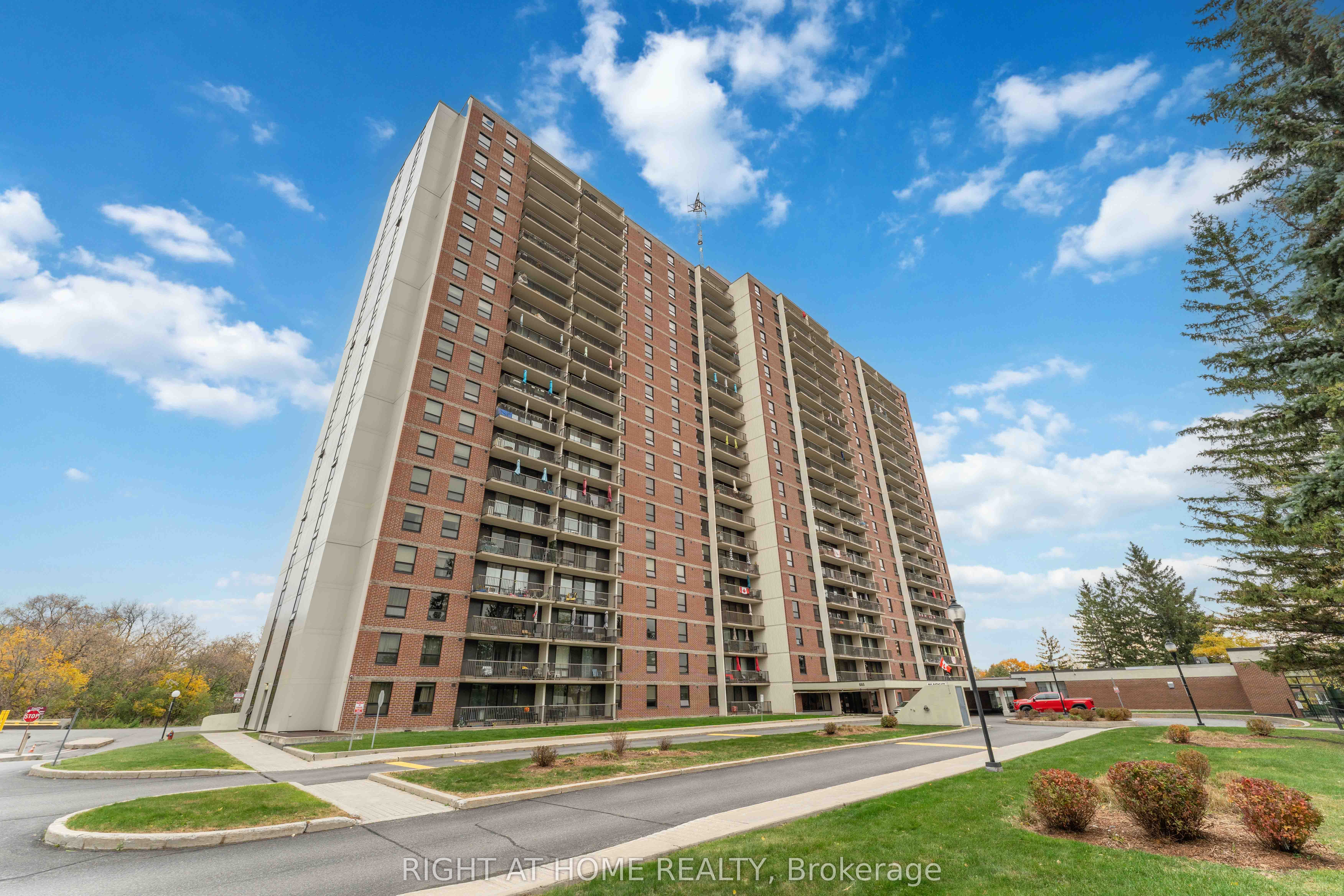 311-665 Bathgate Drive, Ottawa, ON, K1K 3Y4