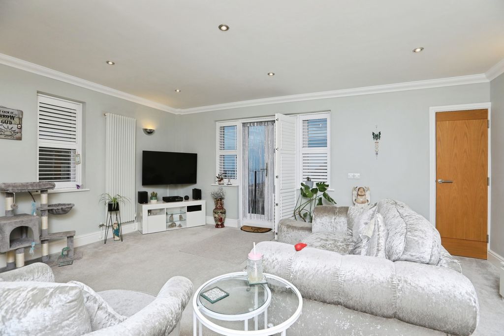 2 bed flat for saleBroadway, Sheerness, Kent ME12 photo 3