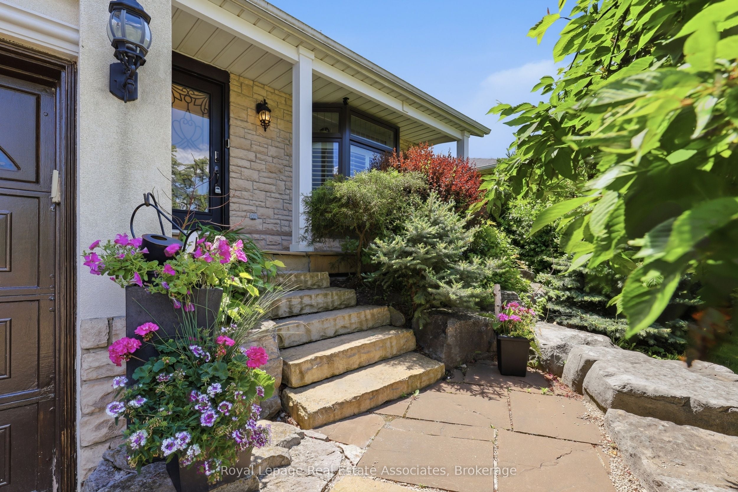 2580 Homelands Drive, Mississauga, ON, L5K 1H6