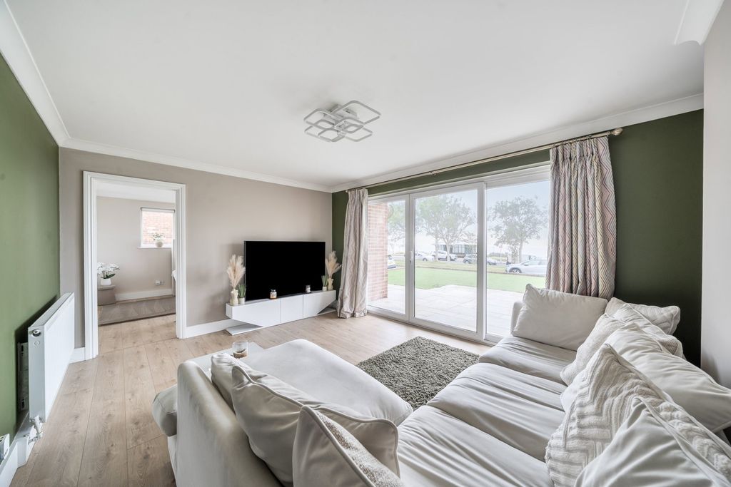 2 bed flat for saleRoyal Esplanade, Ramsgate CT11 photo 5
