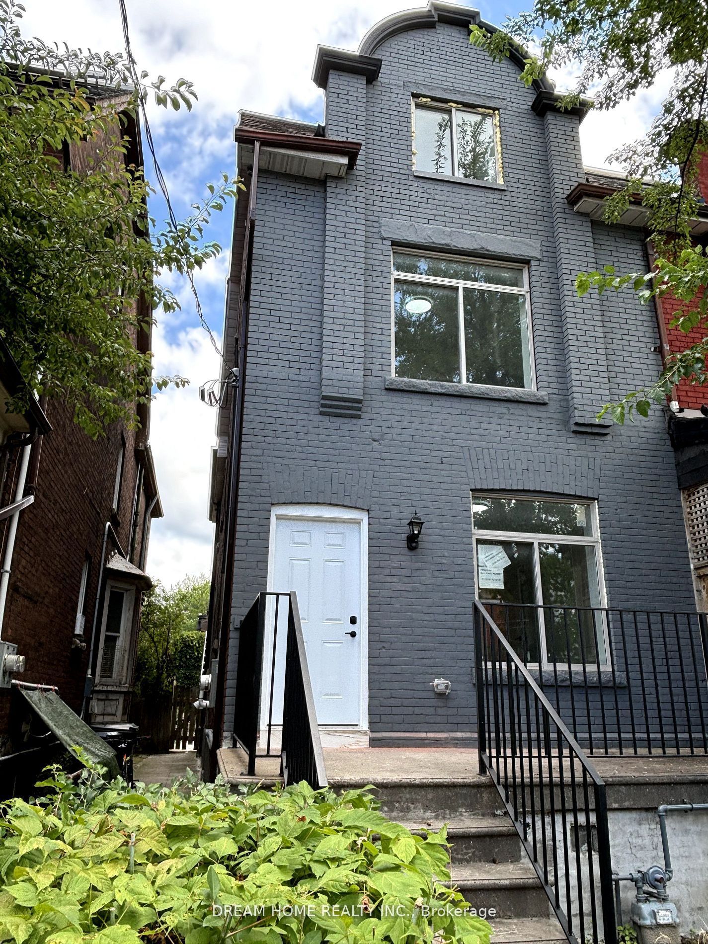 102-643 Bathurst Street, Toronto, ON, M5S 2R2