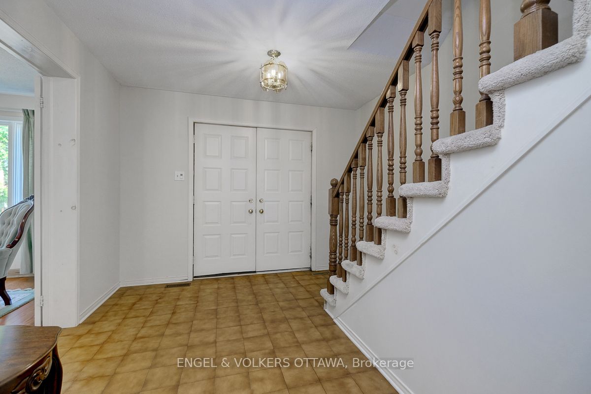 Additional image 3 of 210 Cypress Court, Ottawa, ON, K2H 8Z8