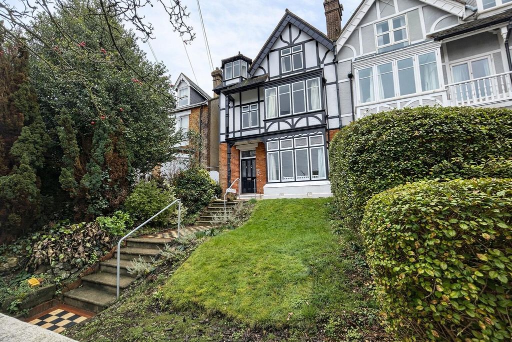 6 bed semi-detached house for saleWatts Avenue, Rochester ME1