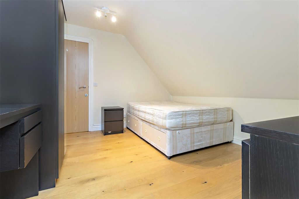 Additional image 8 of 2 bed flat for saleBrook Court, Watling Street, Radlett, Hertfordshire WD7