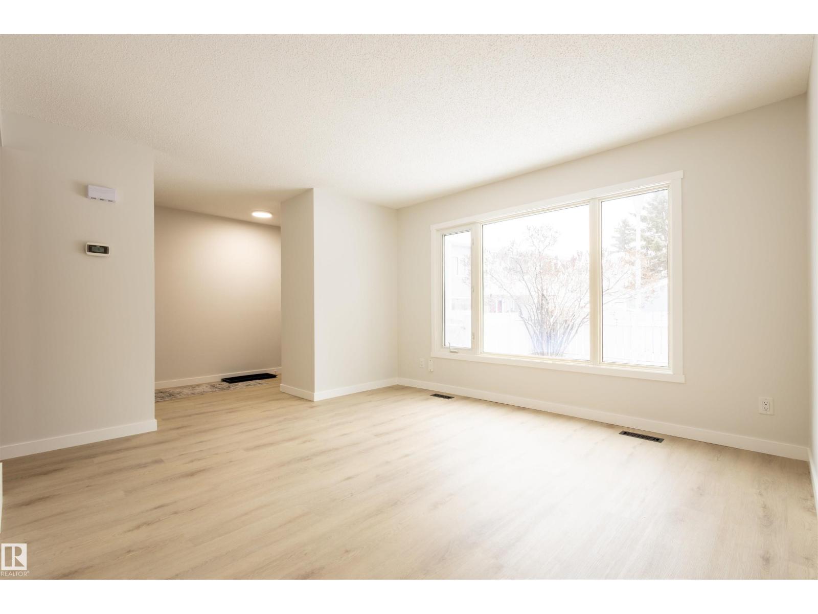30 Amberly Court NW, Edmonton, AB, T5A2H9 photo 3