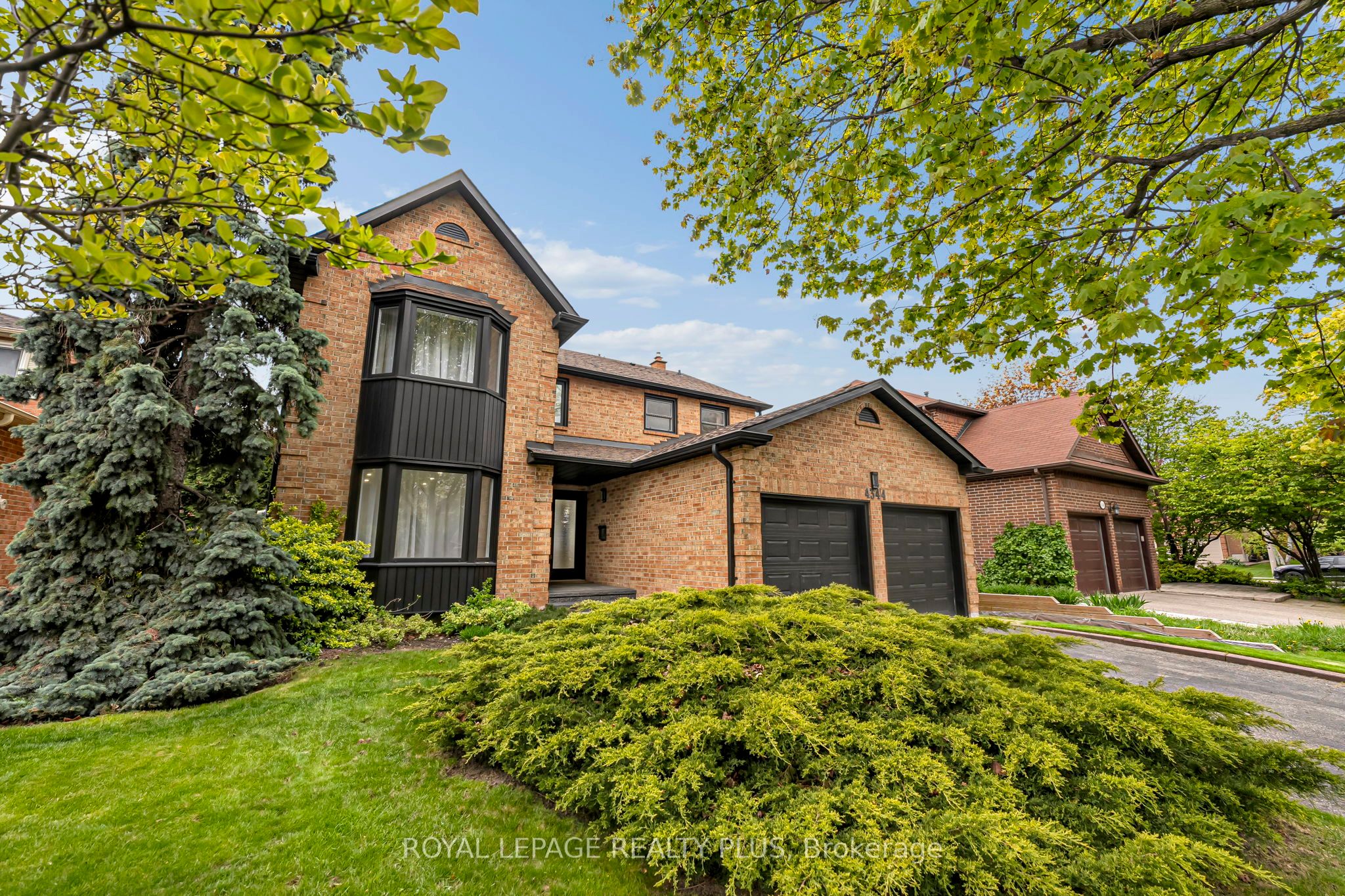 4344 Dallas Court, Mississauga, ON, L4W 4G7