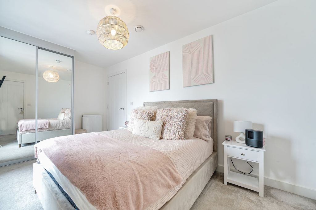 2 bed flat for saleRochester Riverside, Rochester, Kent. ME1 photo 2
