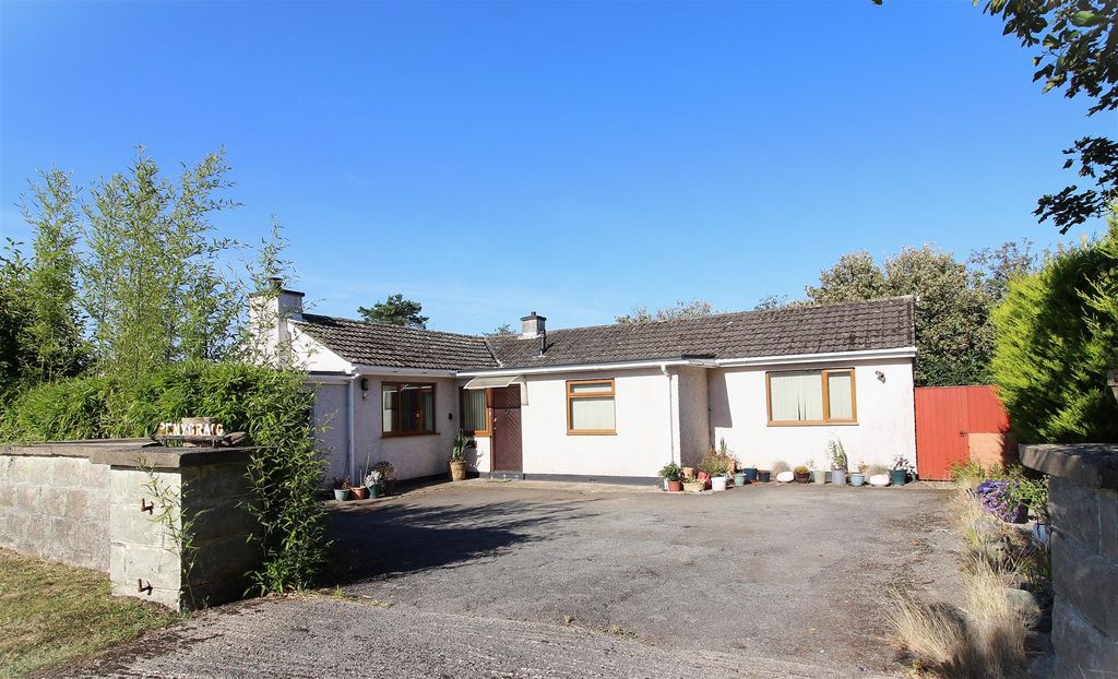 3 bed bungalow for saleCaergeiliog, Holyhead LL65