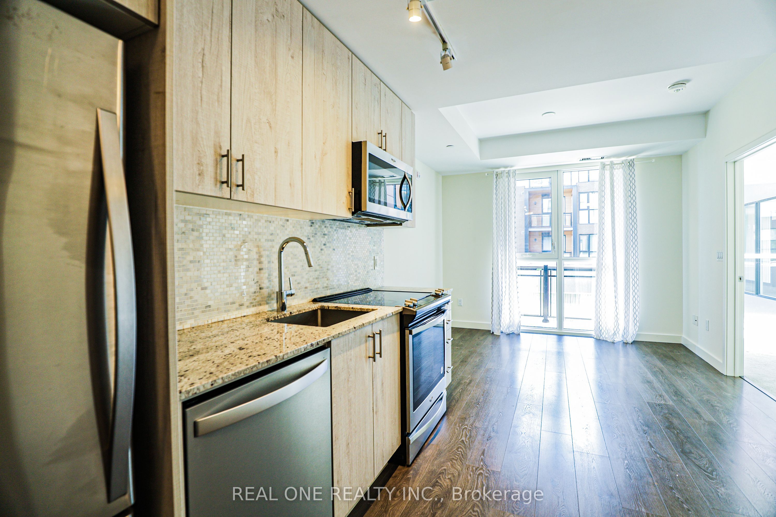 209-150 Sabina Drive, Oakville, ON, L6H 0W3
