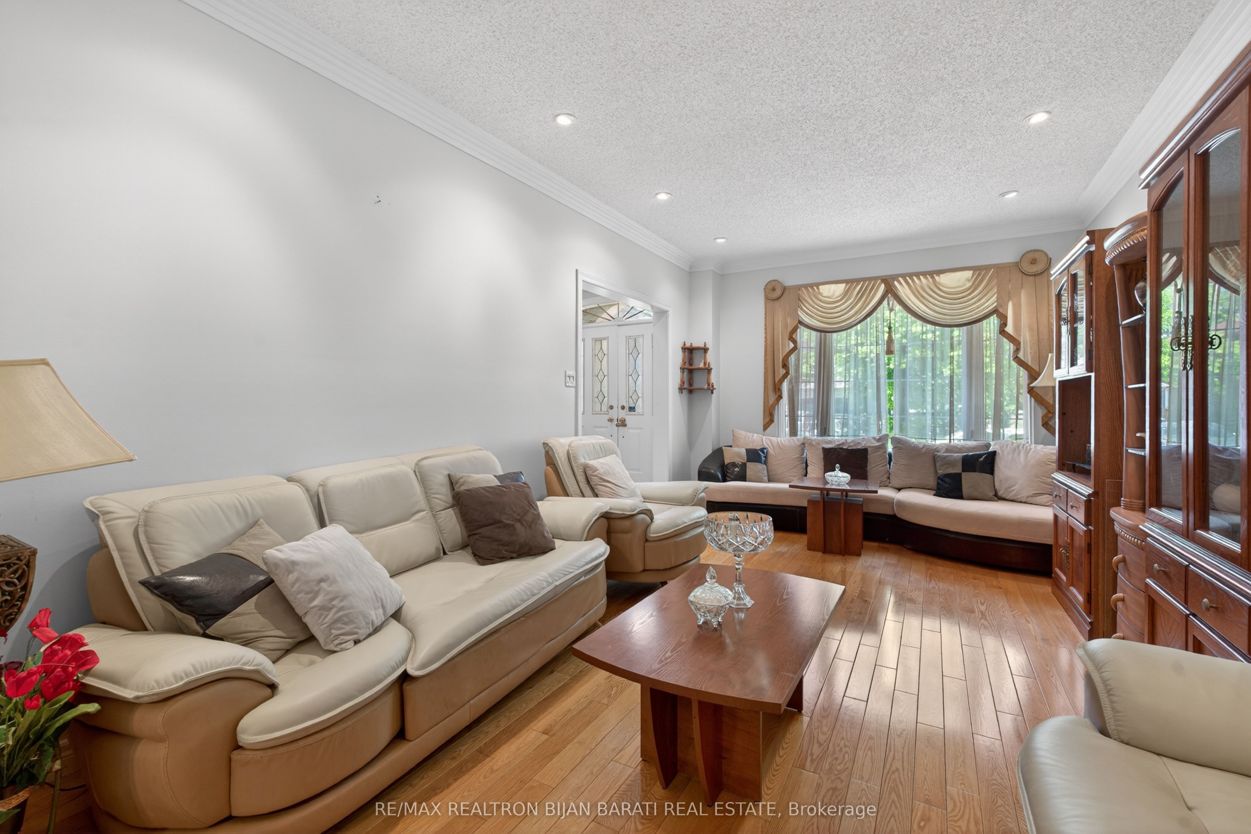 15 Lisa Crescent, Richmond Hill, ON, L4B 3J4 photo 4