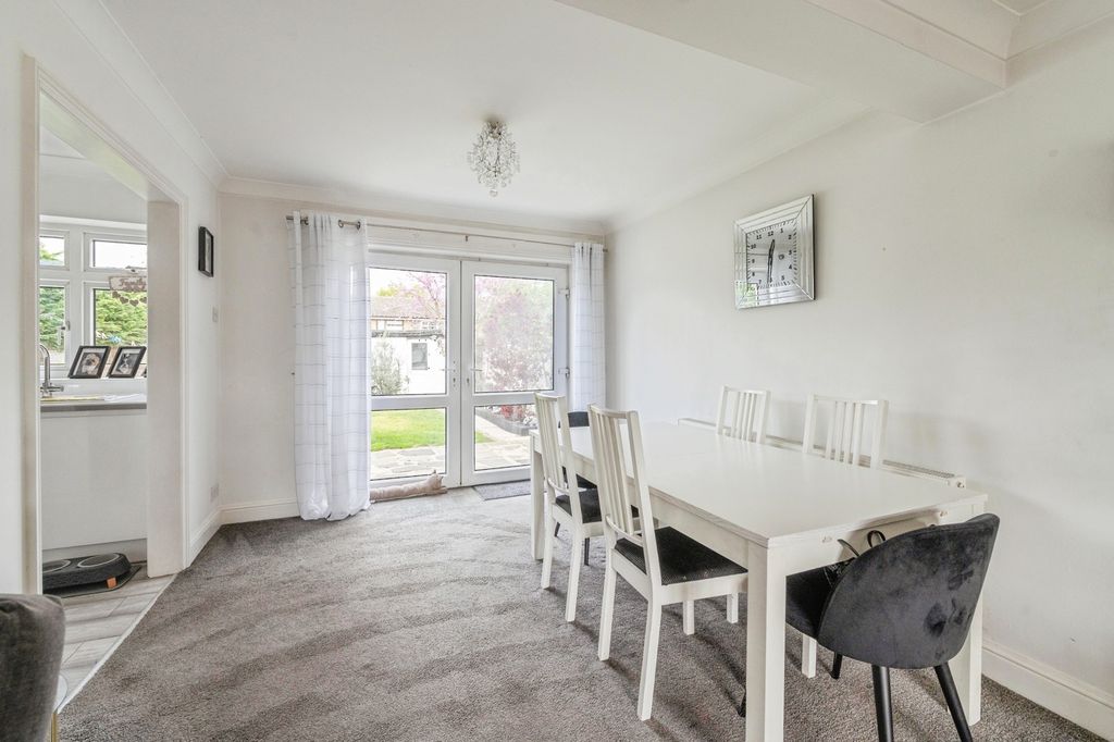 4 bed detached house for saleParsonage Road, Rainham RM13 photo 5