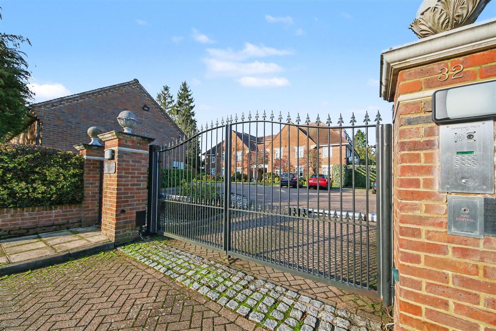 2 bed flat for saleGills Hill, Radlett WD7