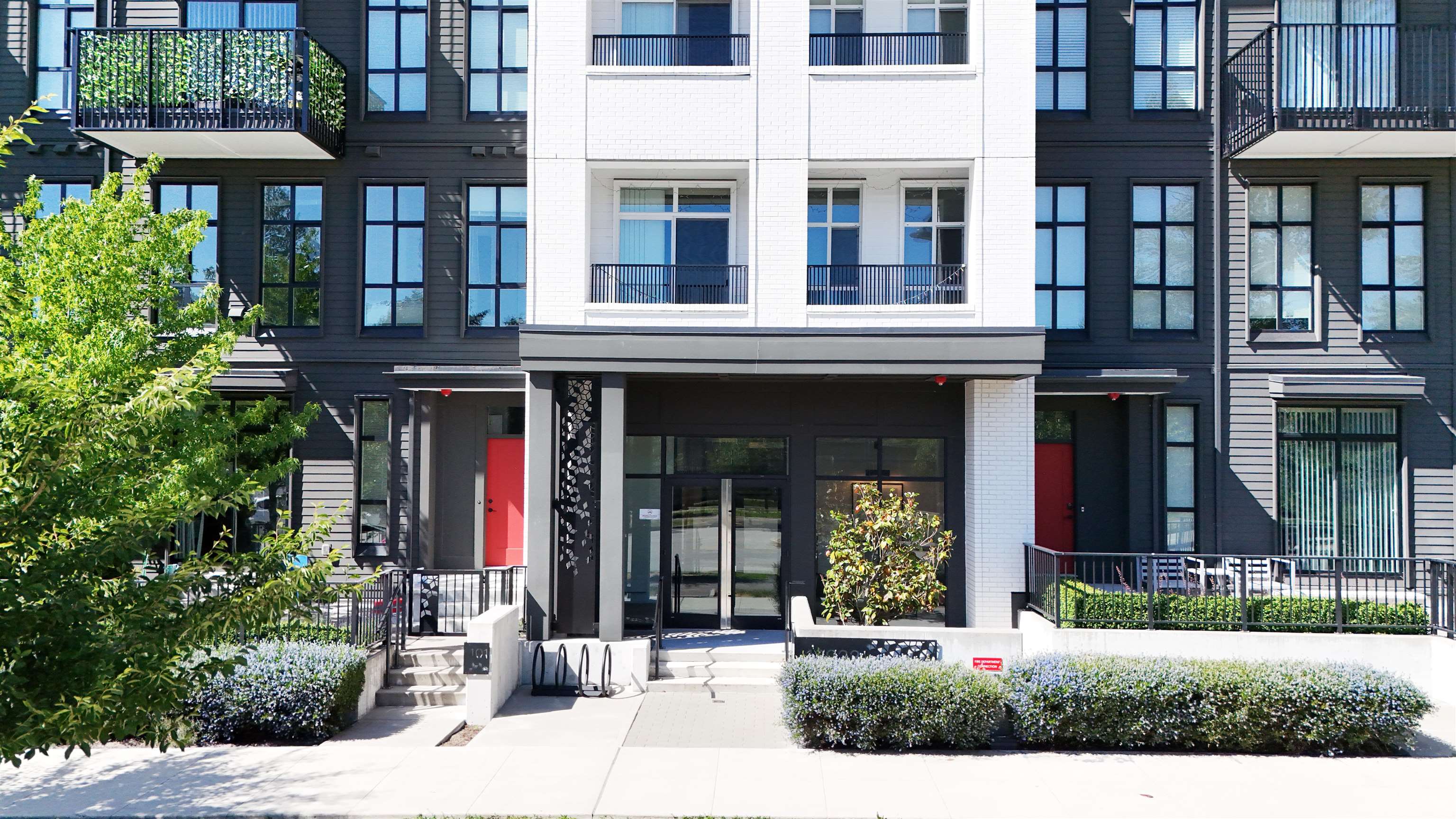 304-13963 105 Boulevard, Surrey, BC, V3T 0M9