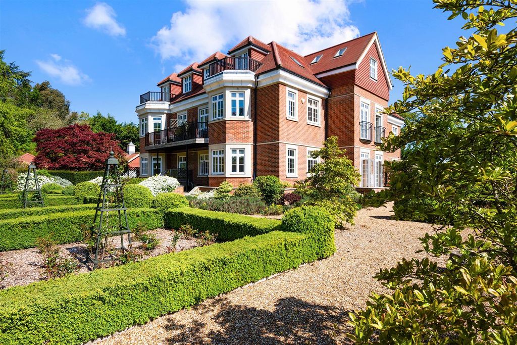 2 bed flat for saleFlanchford Road, Reigate RH2