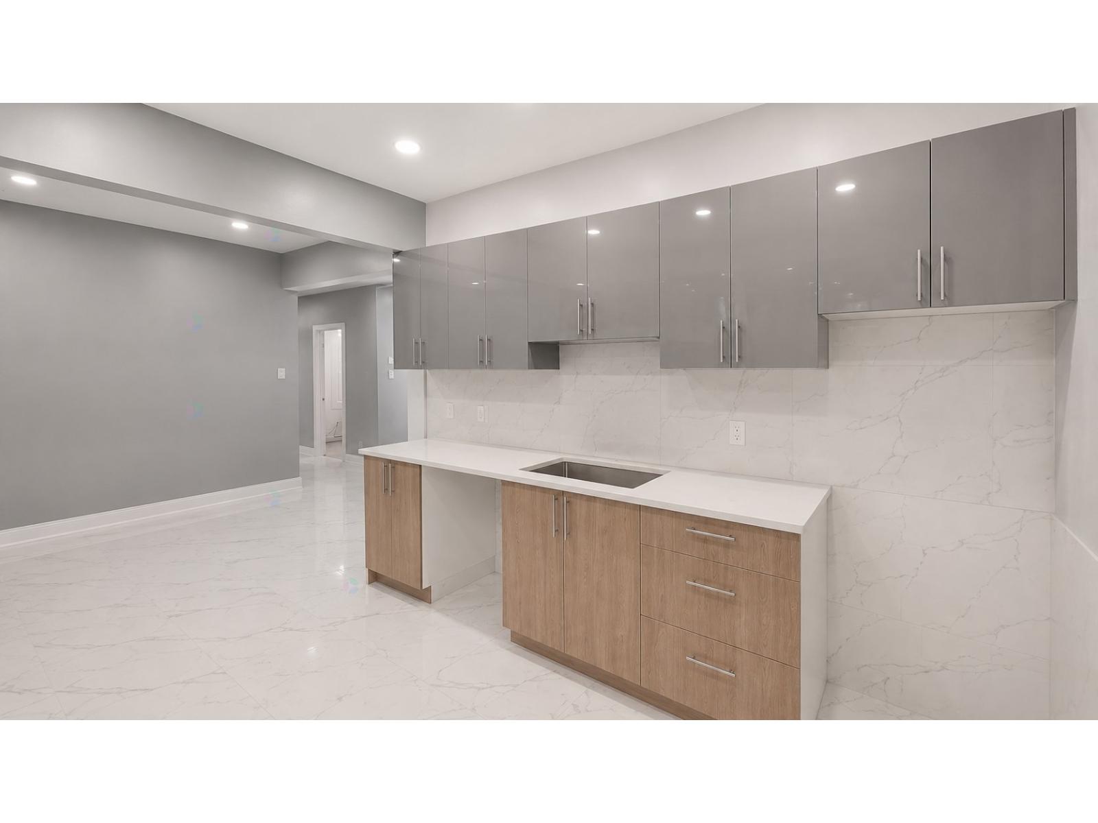7452 Av. Bloomfield