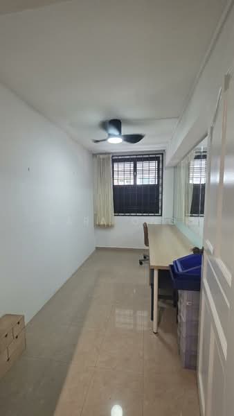 6 Holland Close photo 4