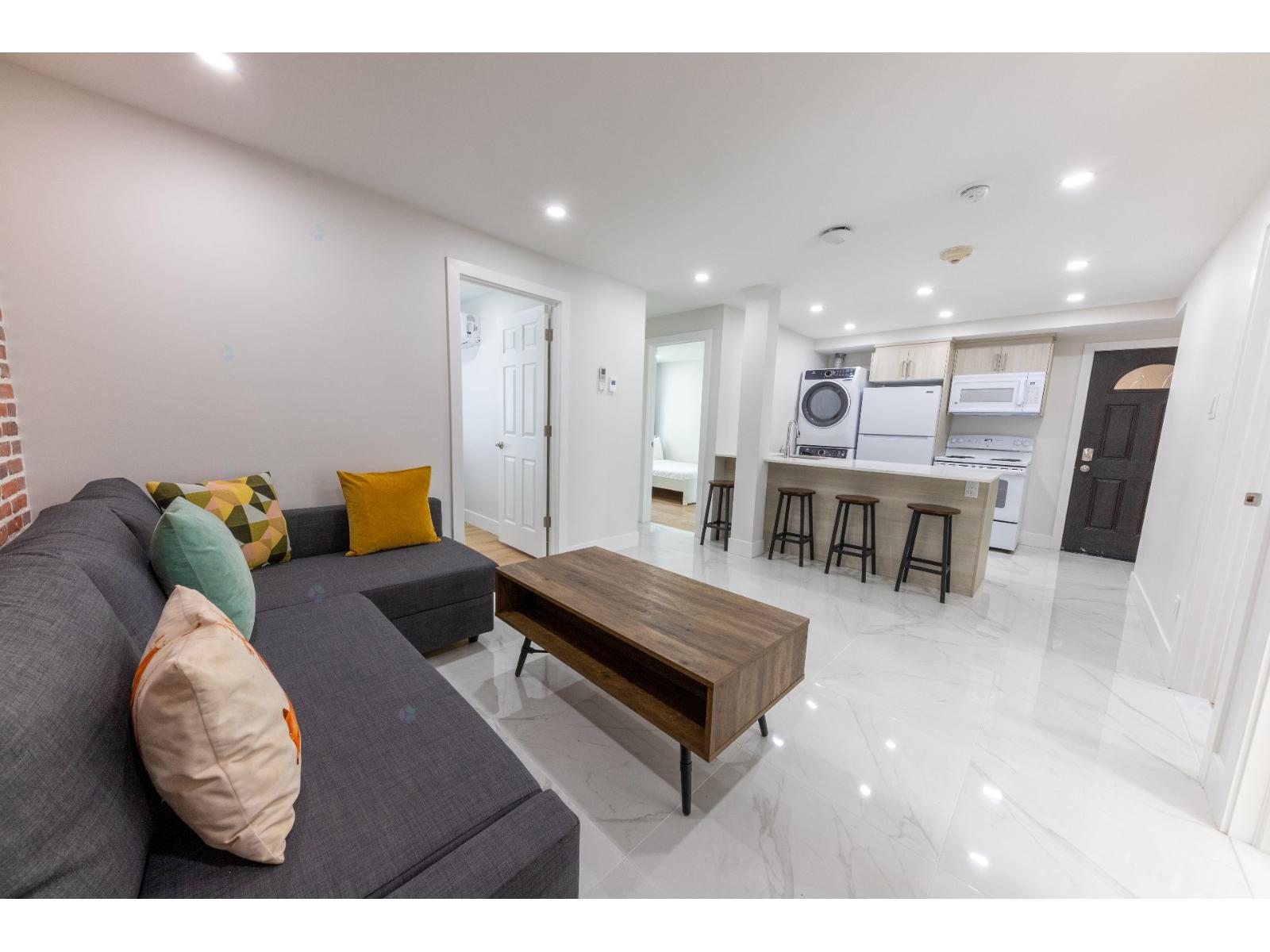 3563 Rue University