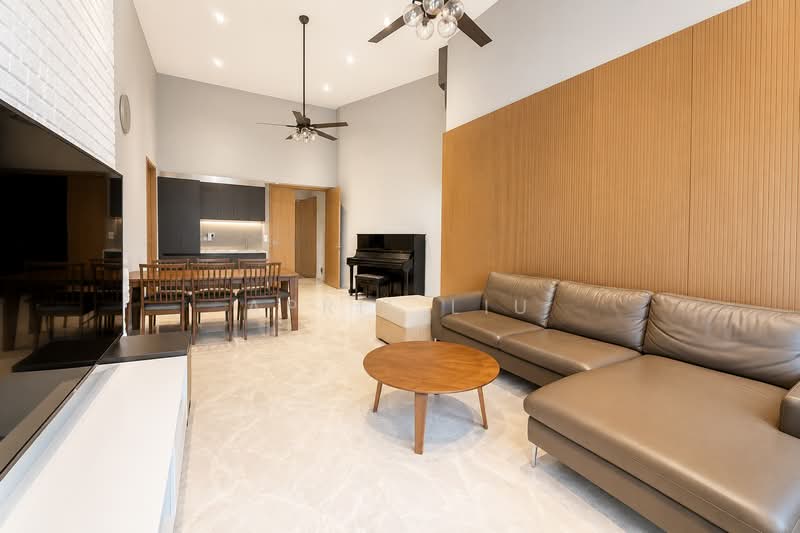 107 Prince Charles Crescent photo 2
