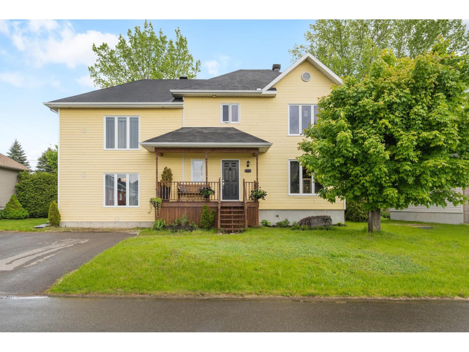 8121 Rue des Orioles