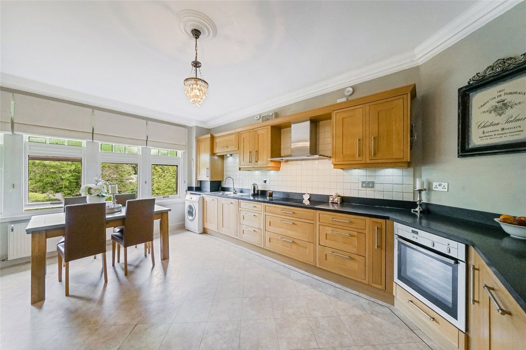 2 bed flat for saleBatterflatts Gardens, Stirling, Stirlingshire FK7 photo 3