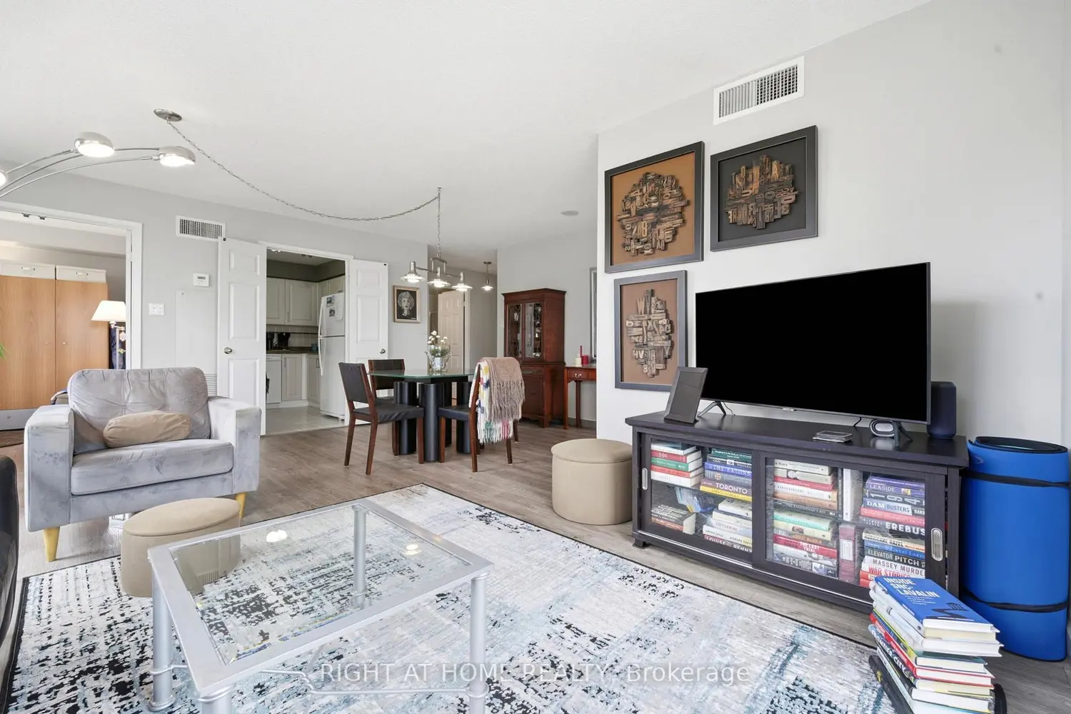 298 Jarvis Street 1602 photo 4