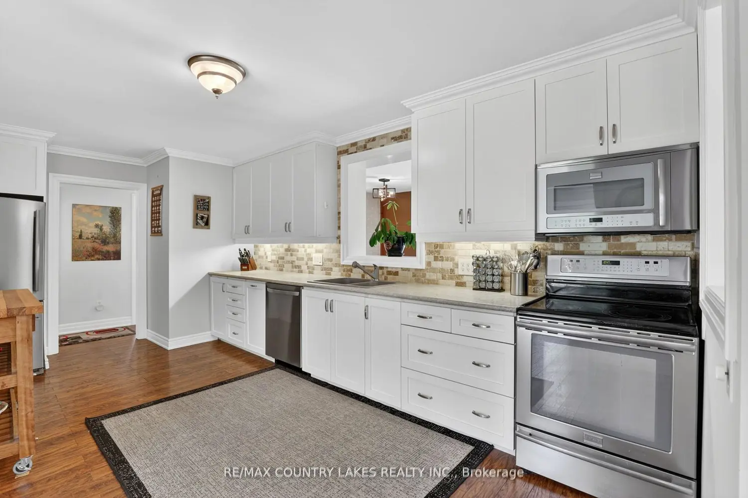 653 Simcoe Street photo 5