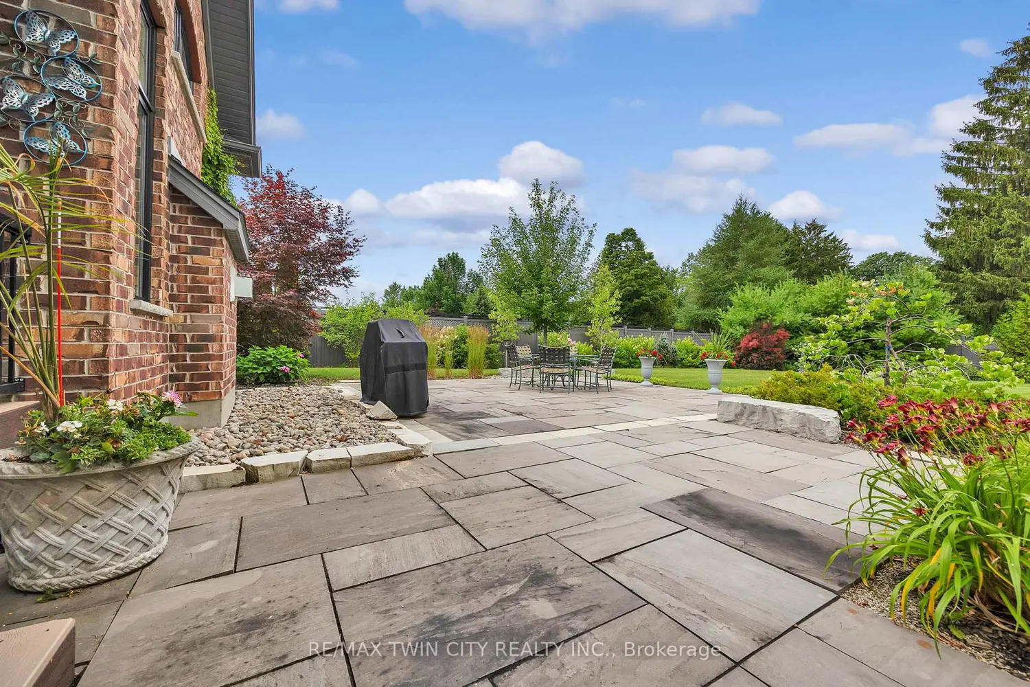 585 Regal Place photo 2
