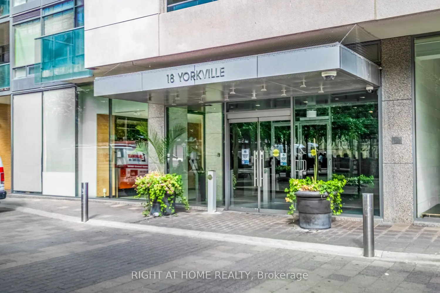 18 Yorkville Avenue 305