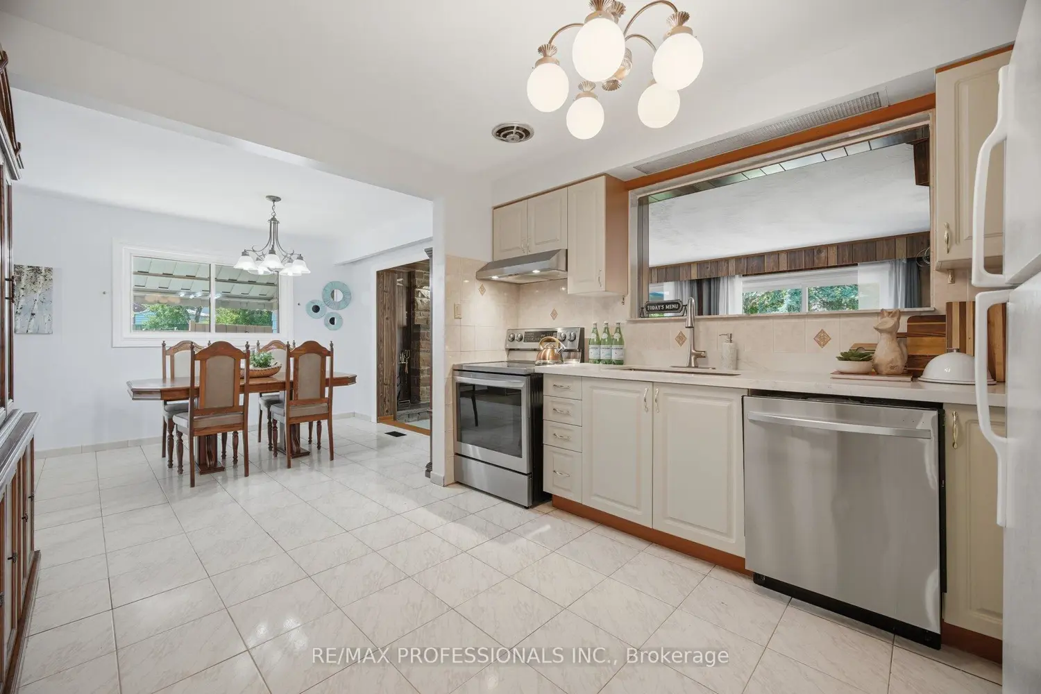 74 Ringway Crescent photo 3