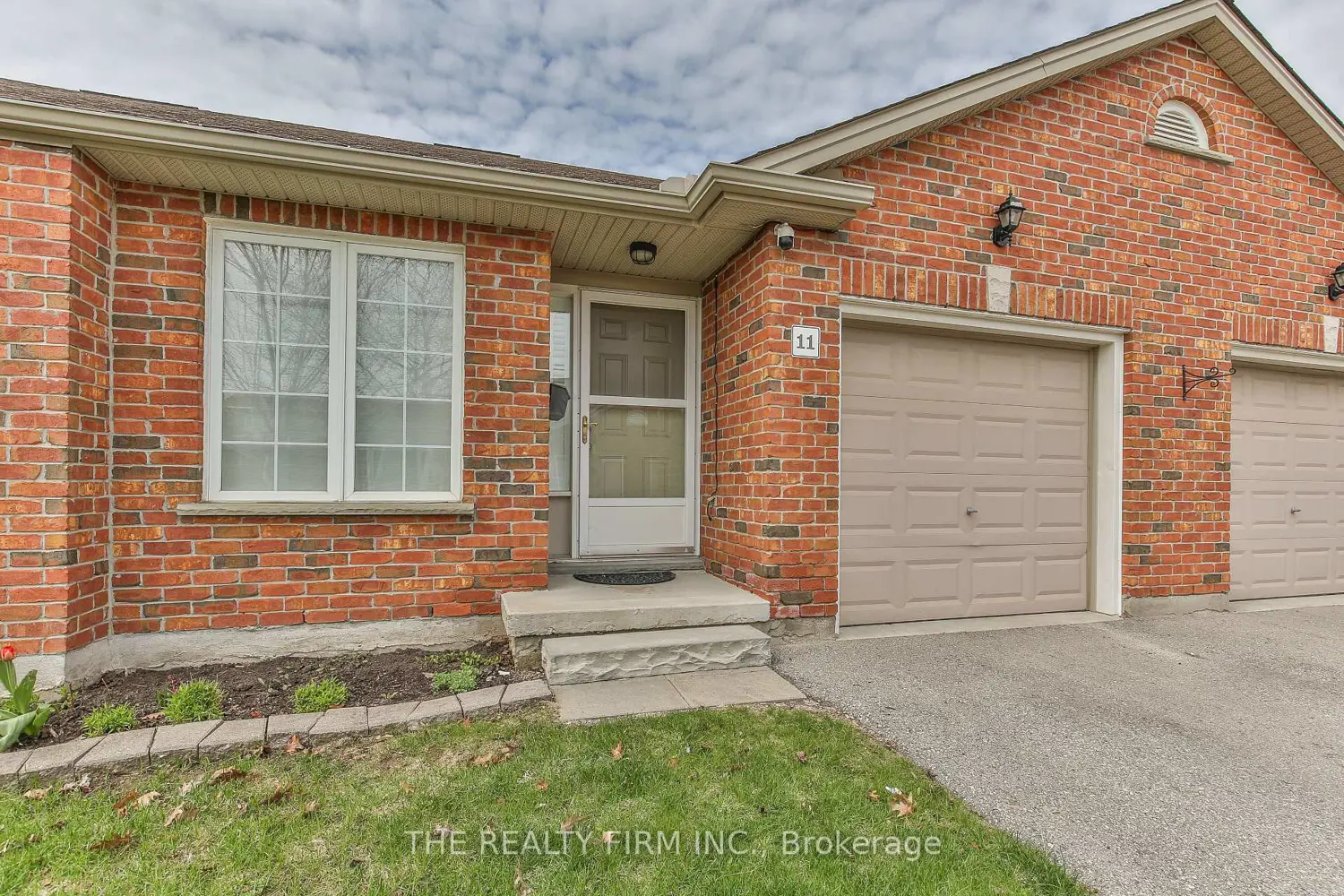 100 Stroud Crescent 11 photo 2