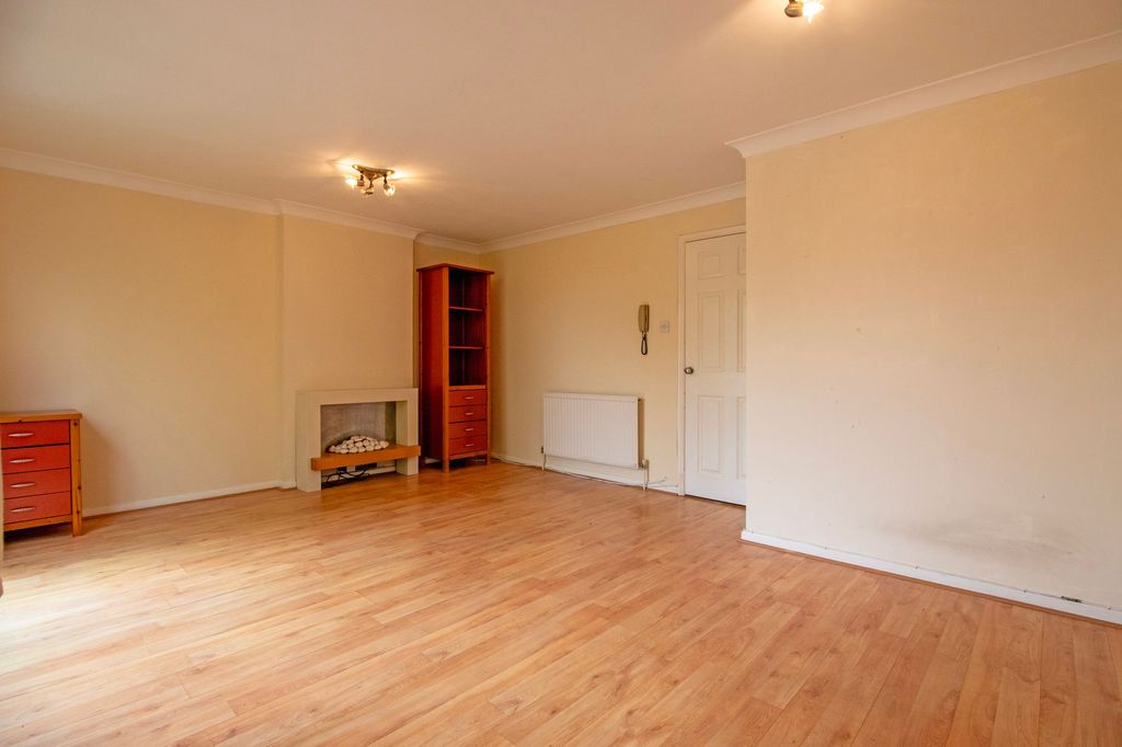 1 bed flat for saleThe Fairways, Scunthorpe DN15 photo 2