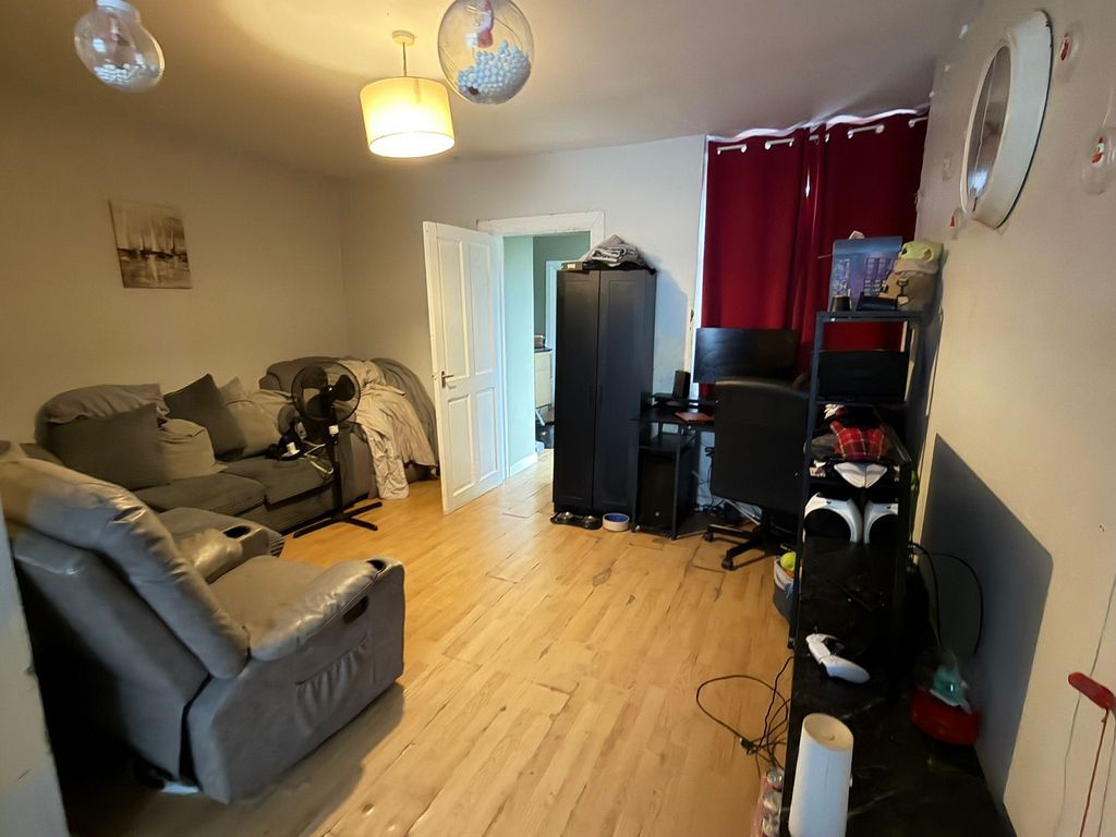 3 bed flat for saleHill Street, Melincourt, Neath, Neath Port Talbot. SA11