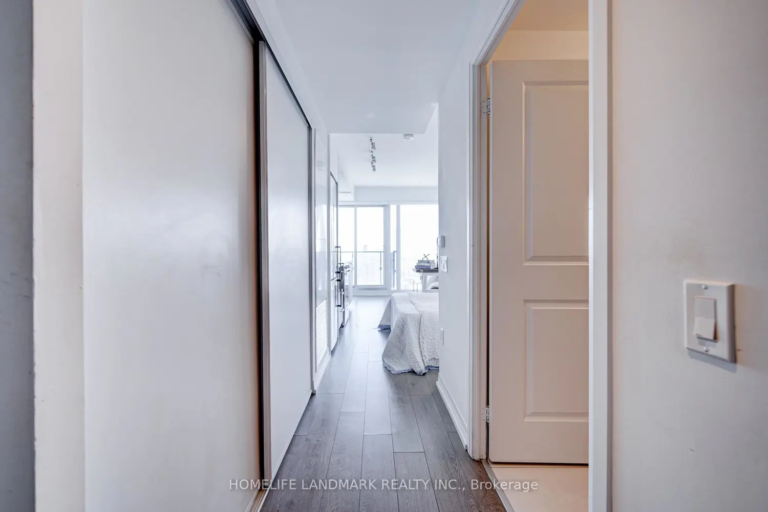 251 Jarvis Street 4307 photo 2