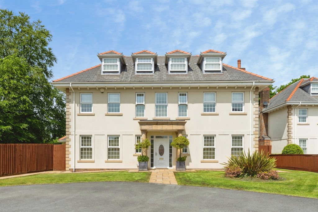5 bed detached house for saleCwrt Ty Gwyn, Llangennech, Llanelli SA14
