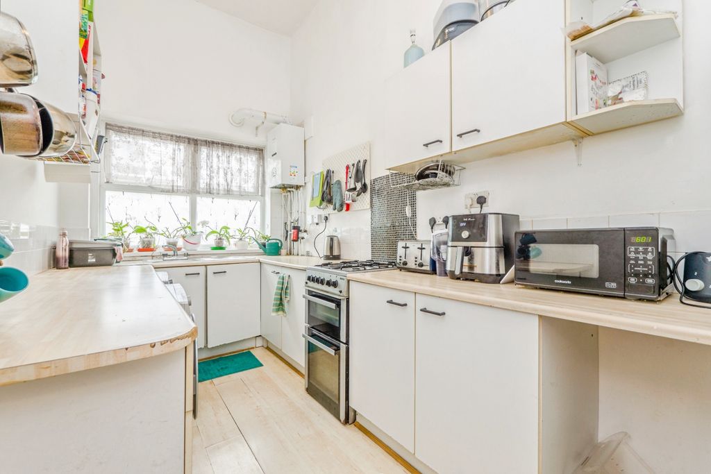 1 bed flat for saleCourt Road, Barry CF63 photo 3