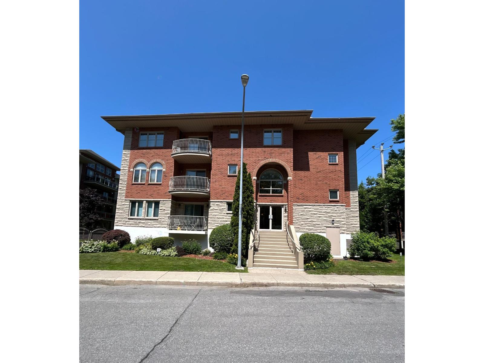 7031 Rue Louis-Hébert