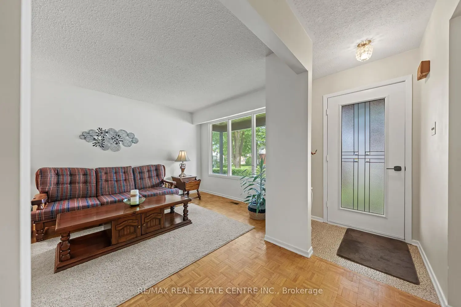 120 Arrowhead Crescent photo 2