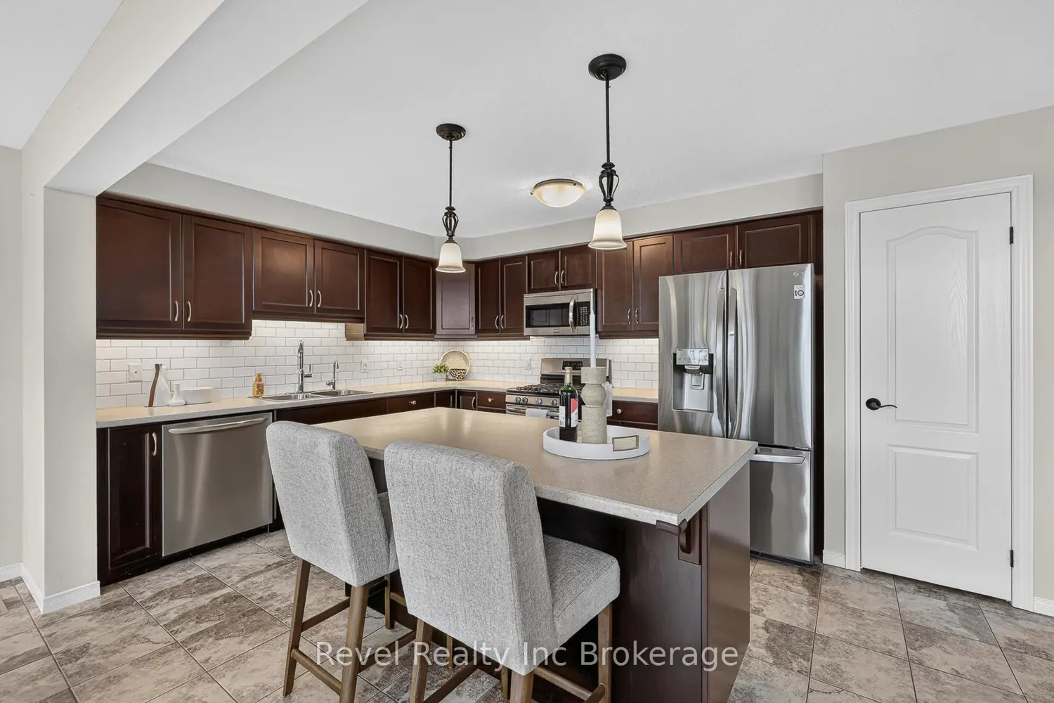 718 Frontenac Crescent photo 4