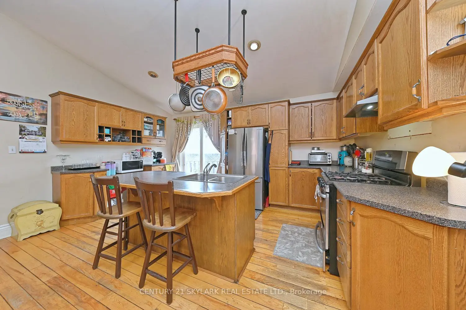 1922 Dalhousie Crescent photo 2