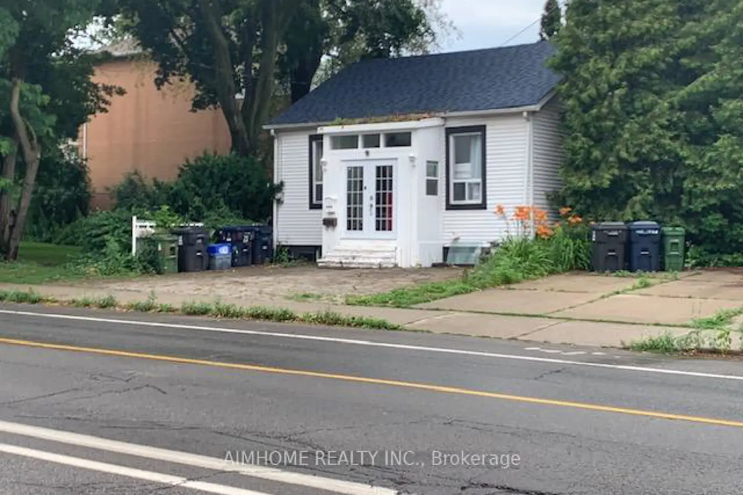 966 Dundas Street photo 4