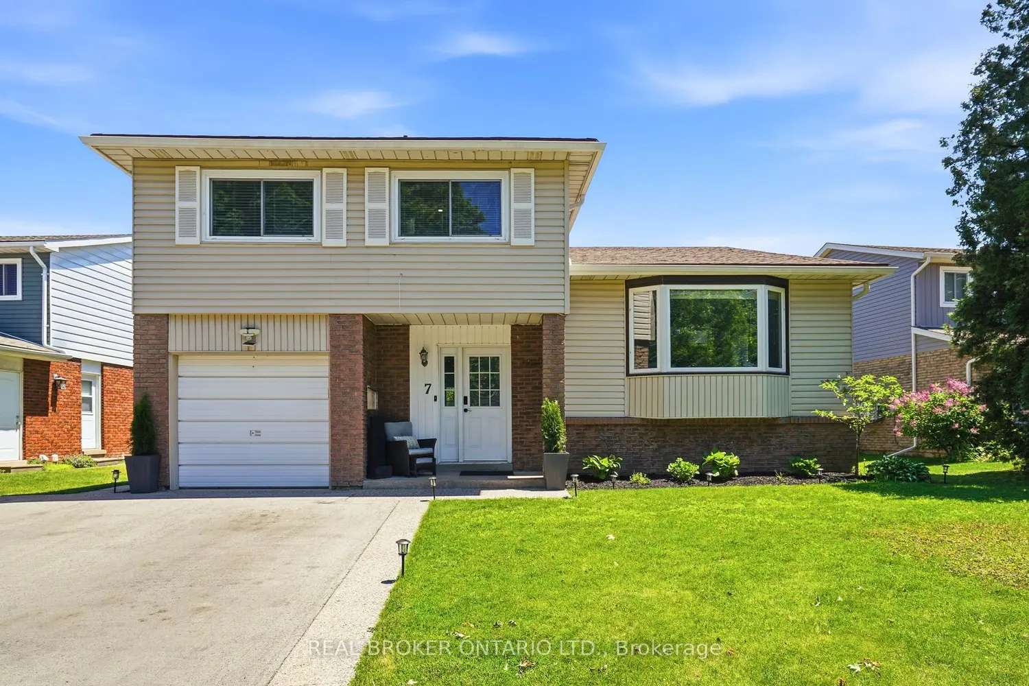 7 Fairington Crescent photo 2
