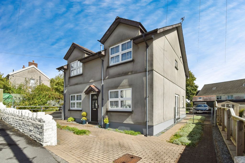 4 bed detached house for saleHeol Y Meinciau, Pontyates, Llanelli, Carmarthenshire SA15