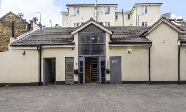 18 bed flat for saleHigh Street, Woking GU21
