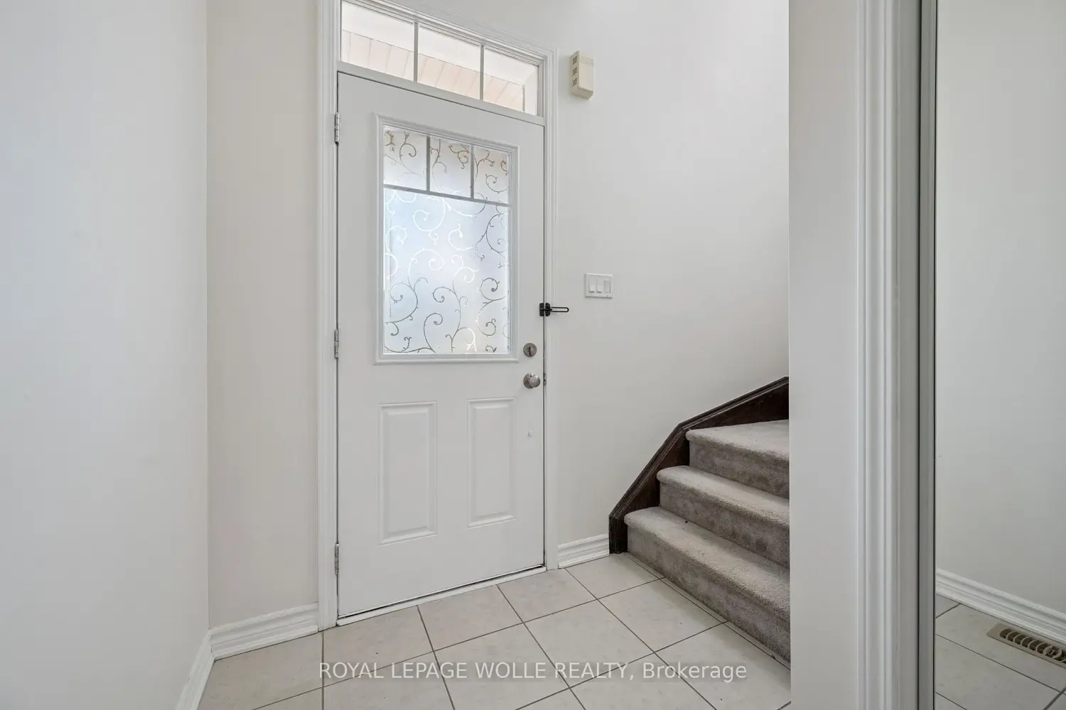 267 Grovehill Crescent photo 4
