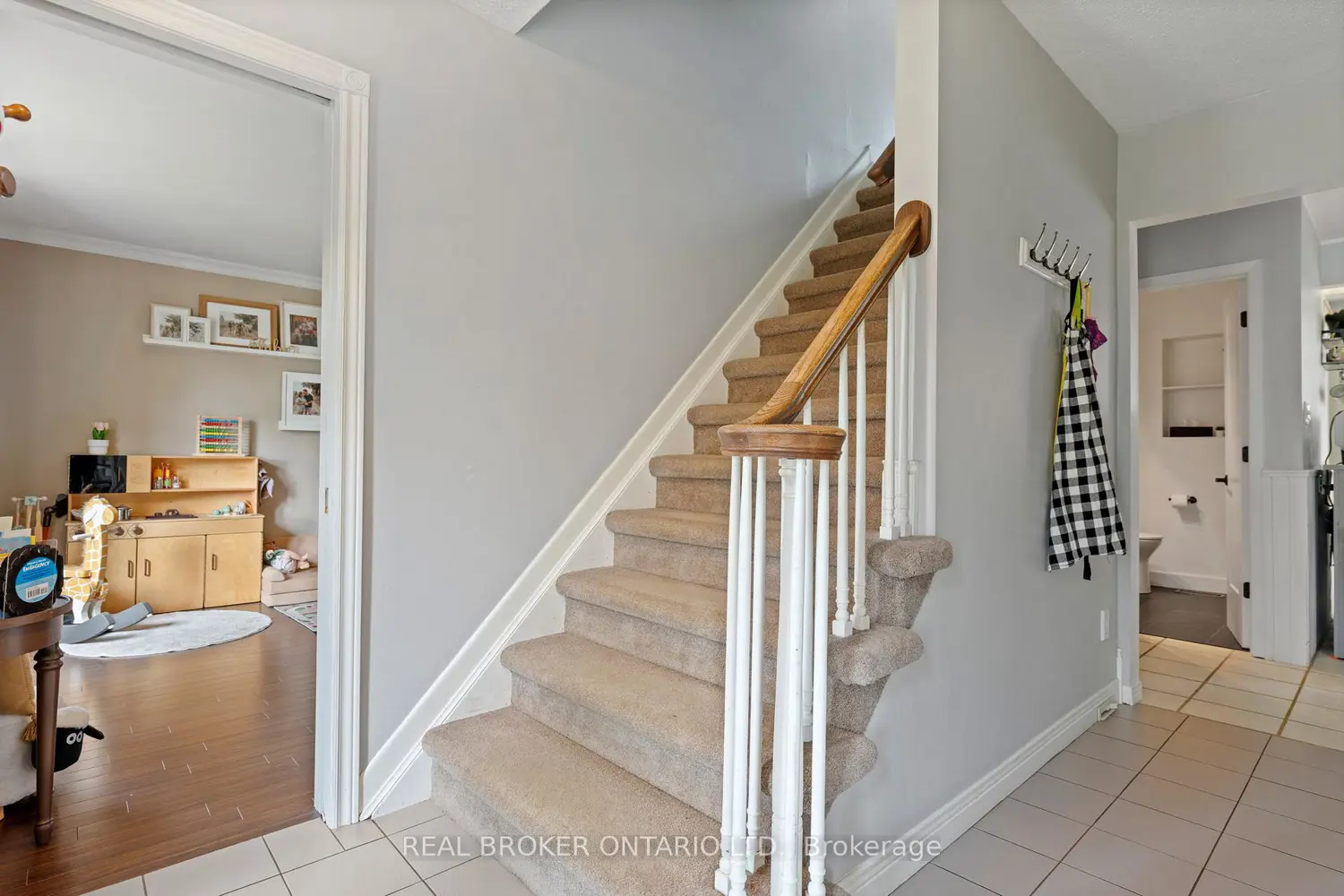 1015 Queen Street photo 2