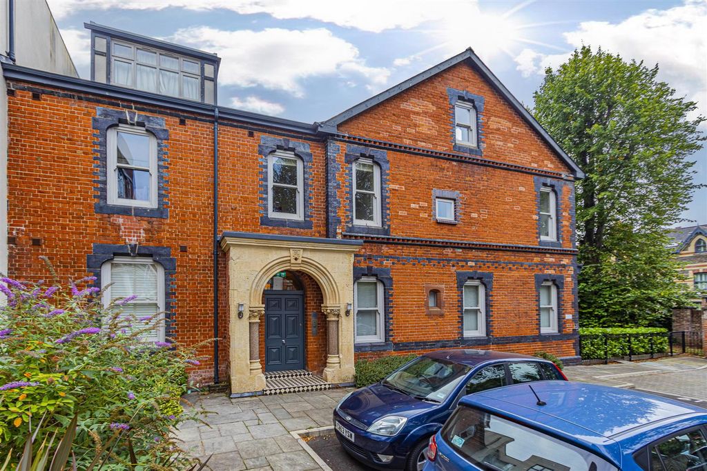 3 bed flat for saleThe Lindens, Romilly Crescent, Pontcanna, Cardiff CF11