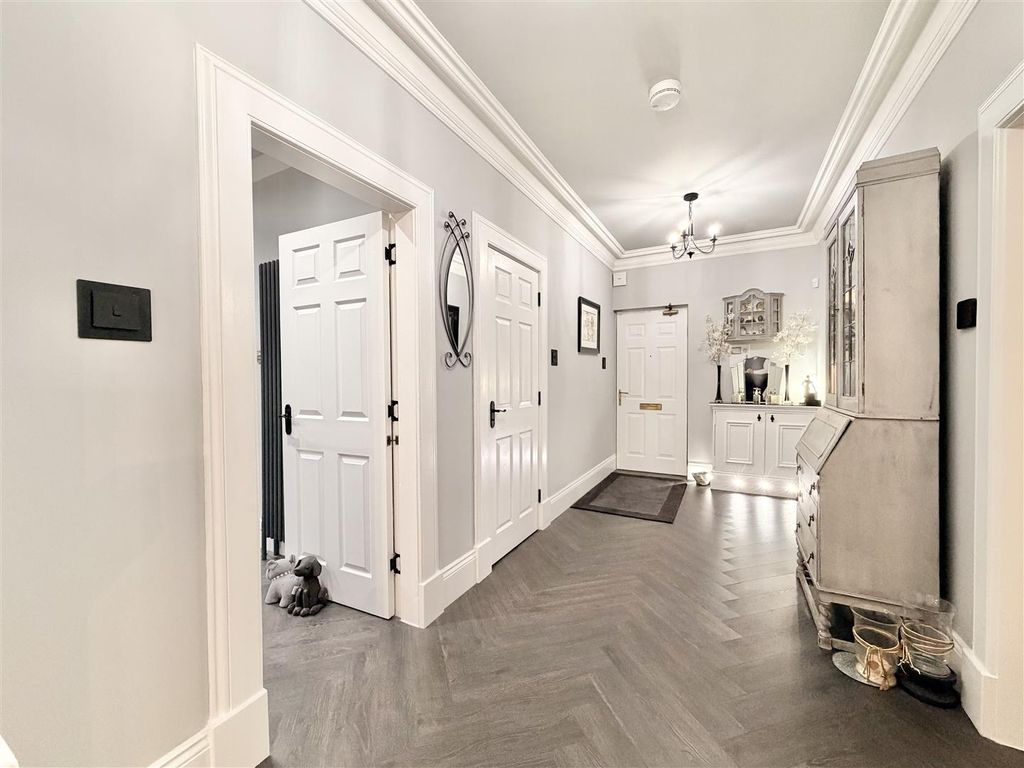 4 bed town house for saleBurnside Gate, Hamilton ML3 photo 3