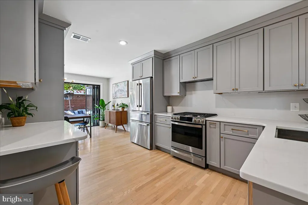 655 E Street SE, Washington, DC 20003 photo 2