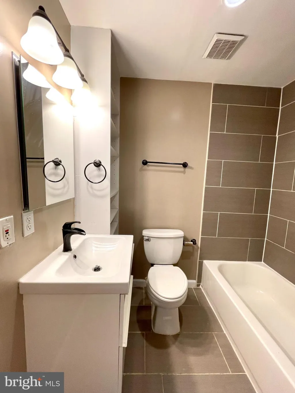 819 12th Street NE #1, Washington, DC 20002
